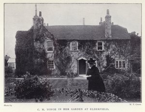 C M Yonge en su jardín en Elderfield de English Photographer