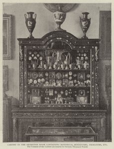Gabinete en la sala de recepción que contiene miniaturas históricas, reliquias, etc. de English Photographer
