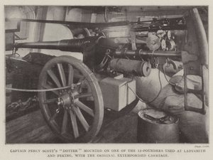La hija del capitán Percy Scott montada en uno de los cañones de 12 libras usados en Ladysmith y Pekín, con el carro improvisado original de English Photographer