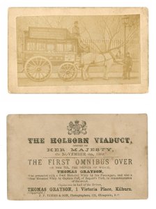 Tarjeta (frontal y trasera) conmemorando el primer ómnibus conducido a través del Viaducto de Holborn, 6 de noviembre de 1869 de English Photographer