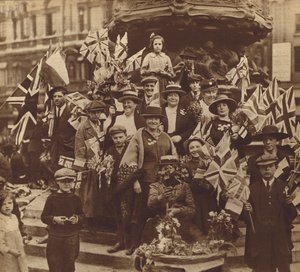 Celebración de la victoria en la Primera Guerra Mundial en Piccadilly Circus, Londres de English Photographer