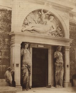Puerta central del patio renacentista de English Photographer