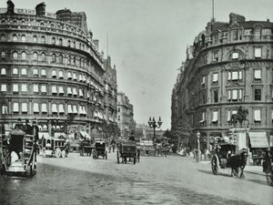 Charing Cross, Westminster LB: Northumberland Avenue desde Trafalgar Square y Charing Cross, 1890 de English Photographer