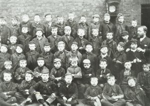 Chaucer Street School: grupo de niños, 1895 de English Photographer