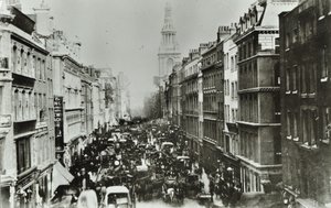 Cheapside, mirando al este hacia Bow Church, Ciudad de Londres, 1880 de English Photographer