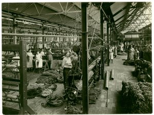Enrollado de chenilla, fábrica de alfombras, 1923 de English Photographer