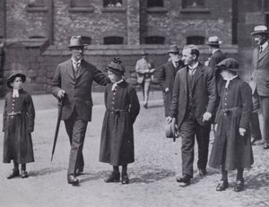 Hospital y Biblioteca de Chetham, Manchester: Visita del General Smuts, 7 de Julio de 1919 de English Photographer