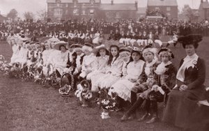 Niños participantes en un concurso de disfraces, c.1910 de English Photographer