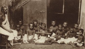 Niños y su maestro en una escuela en India (foto en blanco y negro) de English Photographer