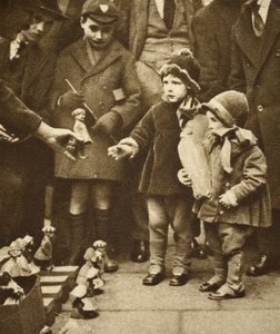 Niños rodeando a un vendedor ambulante, Holborn de English Photographer