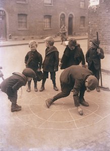 Niños jugando en las calles de Londres