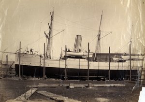 Crucero de ingresos chino "Li Kin" o su barco gemelo "Kai Pan" listo para el lanzamiento, 1888 de English Photographer