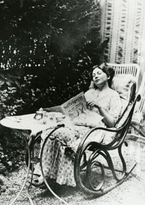 Christabel Pankhurst (1881-1969) leyendo una copia de The Suffragette c.1905-14