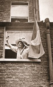 Christabel Pankhurst saludando a los huelguistas de hambre desde una casa con vistas a la prisión de Holloway.