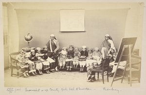 Clase con maestra en un mofussil o escuela de niñas del interior del país, Bombay, c. 1873 (foto b/n) de English Photographer