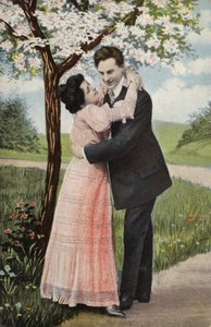 Pareja abrazándose bajo un árbol en flor de English Photographer