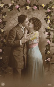 Pareja bajo un arco de rosas de English Photographer