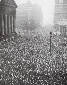 Multitud en la calle frente a Mansion House, City of London (foto b/n) de English Photographer