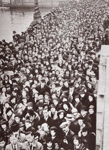 Multitudes esperando acceso a Westminster Hall, durante la capilla ardiente de Jorge V, 1936 de English Photographer