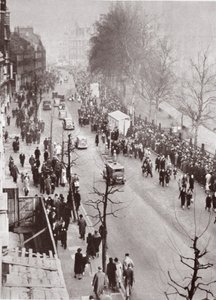 Multitudes esperando acceso a Westminster Hall, durante la capilla ardiente de Jorge V, 1936 de English Photographer