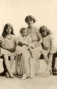 Daphne du Maurier de niña (foto en blanco y negro) de English Photographer