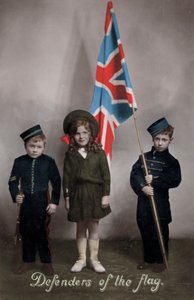 Defensores de la bandera, tres niños en uniforme con la Union Jack de English Photographer