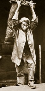 Entregando carbón, impresión de Horace W. Nichols, c.1916 (fotograbado) de English Photographer