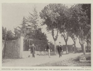 Detectives vigilando la Villa Marie en Carpentras, la residencia actual de la familia Dreyfus de English Photographer