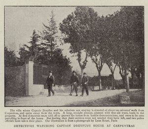Detectives vigilando la casa del Capitán Dreyfus en Carpentras
