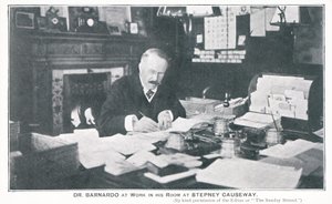 Dr Barnardo trabajando en su habitación en Stepney Causeway