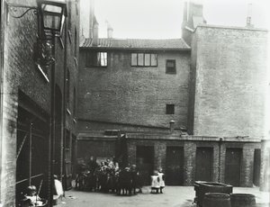 Dufferin Street: Costermongers Buildings, Londres, 1896 de English Photographer