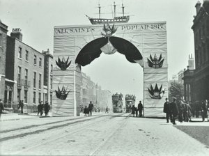 East India Dock Road: arco temporal, Jubileo de Diamante de Victoria, 1897 de English Photographer