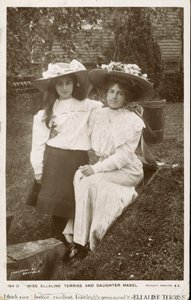 Ellaline Terriss, actriz y cantante inglesa con su hija, Mabel