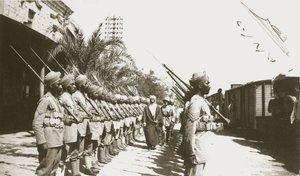 Emir Faisal en la estación de Lydda, Palestina, con Sir Herbert Samuel, 1920 de English Photographer