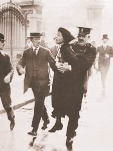 Detención de Emmeline Pankhurst ante el palacio de Buckingham, cuando intentaba hacer una petición al rey, 21 de mayo de 1914 (foto sepia) de English Photographer