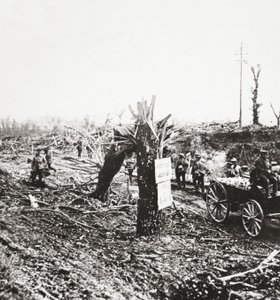 Ingenieros reparan ferrocarriles ligeros cerca de Hangard, dañados por el fuego de artillería durante la lucha por Amiens, 1918 de English Photographer