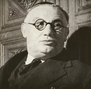 Ernest Bevin, retrato, c.1940 (foto b/n) de English Photographer