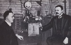 Ernest Rutherford, a la izquierda, y Hans Geiger en el Laboratorio de Física de la Universidad de Manchester (foto b/n) de English Photographer