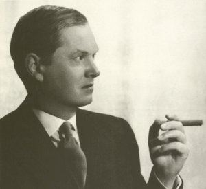 Evelyn Waugh, retrato, fumando un cigarro
