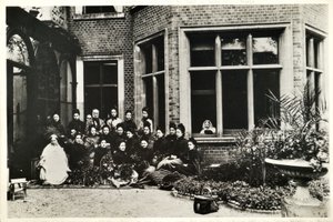 Florence Nightingale, Sir Harry y Lady Verney, y enfermeras Nightingale en Claydon House, 1886 de English Photographer