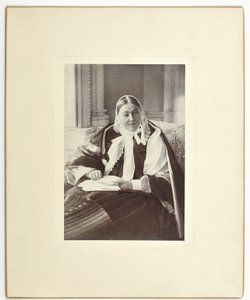 Florence Nightingale, sentada en un sofá en la Sala Azul de Claydon House, 1891 de English Photographer