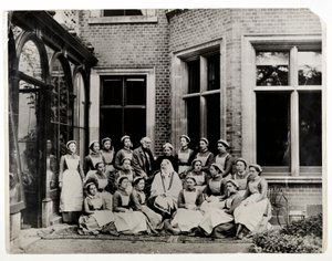 Florence Nightingale con Sir Harry Verney y la Srta. Crossland, en el centro de un grupo de enfermeras en Claydon House, 1886