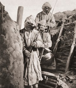 Infantería francesa durante la Primera Guerra Mundial usando respiradores para protegerse del gas venenoso alemán, de The Illustrated War News, 1915 de English Photographer