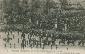 Procesión fúnebre de su difunta majestad el rey Eduardo VII pasando por el Arco de Mármol de English Photographer
