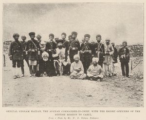 General Gholam Haidar, el Comandante en Jefe afgano, con los oficiales de escolta de la misión británica a Kabul de English Photographer