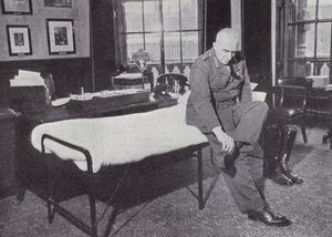 General Sir Edmund Ironside, Jefe del Estado Mayor Imperial, en su oficina en la Oficina de Guerra, donde frecuentemente dormía durante la Segunda Guerra Mundial, 1939-1940 de English Photographer