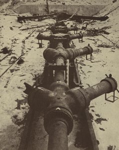 Arma secreta alemana destinada a disparar proyectiles contra Londres desde tubos excavados en los acantilados de la costa francesa, descubierta por las fuerzas aliadas que avanzaban tras el desembarco de Normandía, Segunda Guerra Mundial. de English Photographer