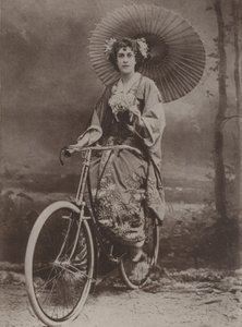 Chica en bicicleta, vestida a la moda japonesa