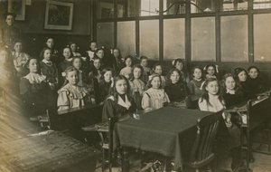 Niñas sentadas en un aula de English Photographer