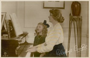 Gladys Cooper y niña en el piano